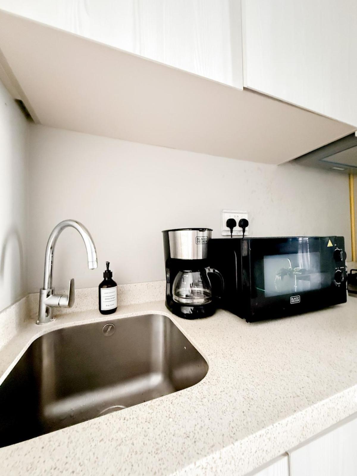 Sunset Balcony - Sleeps 4 - Water View - Pool N Gym - 1br Apartment *