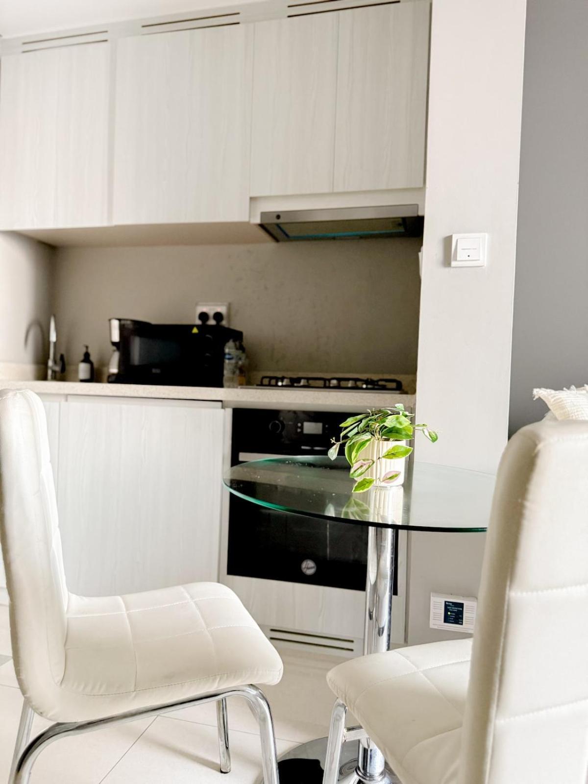 Sunset Balcony - Sleeps 4 - Water View - Pool N Gym - 1br Dubai