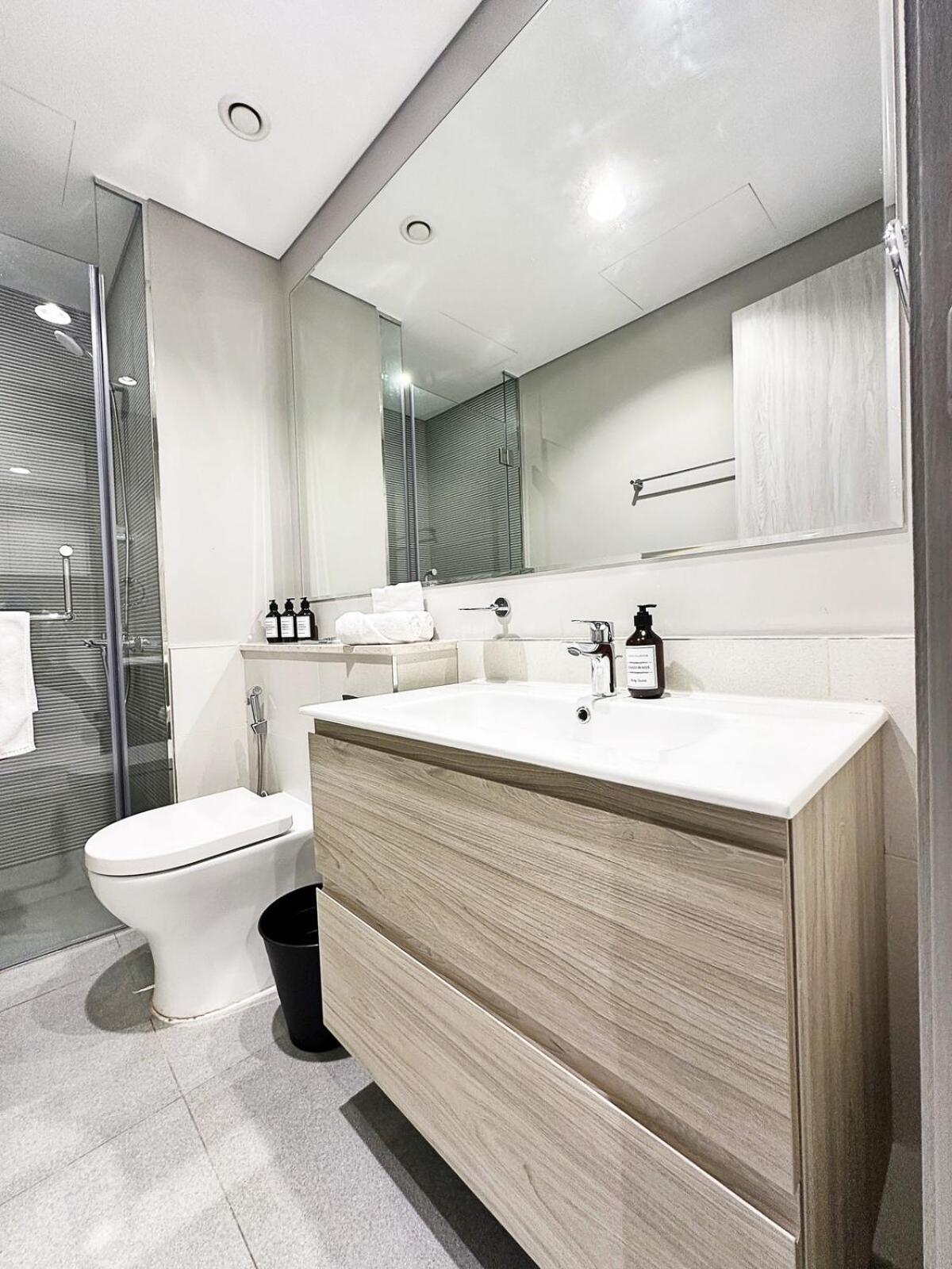 Sunset Balcony - Sleeps 4 - Water View - Pool N Gym - 1br Dubai