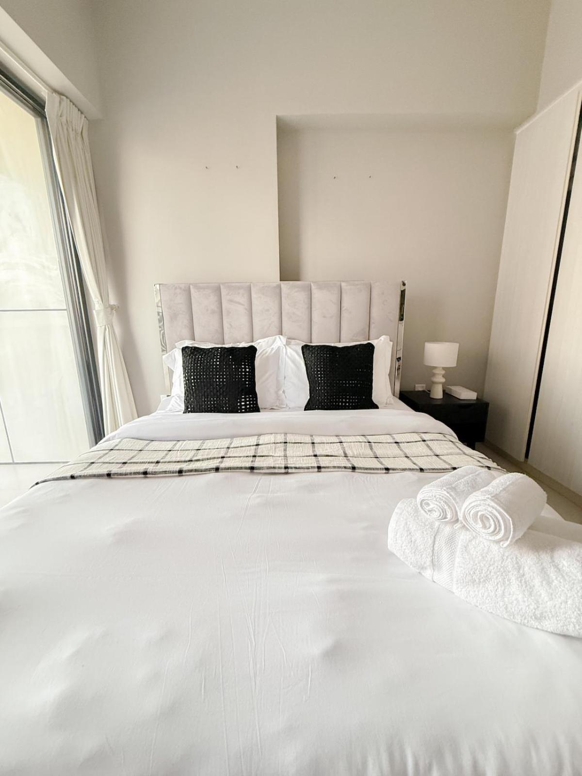 Apartment Sunset Balcony - Sleeps 4 - Water View - Pool N Gym - 1br Dubai