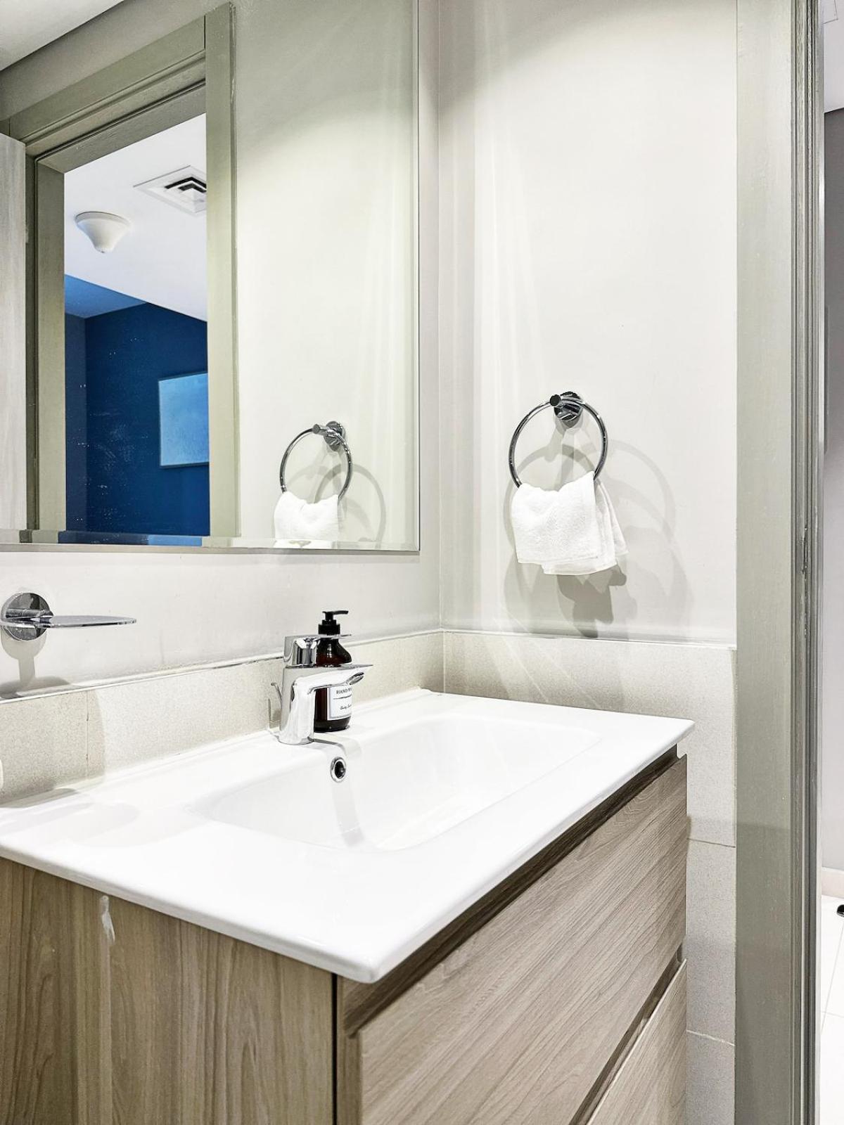 Sunset Balcony - Sleeps 4 - Water View - Pool N Gym - 1br *