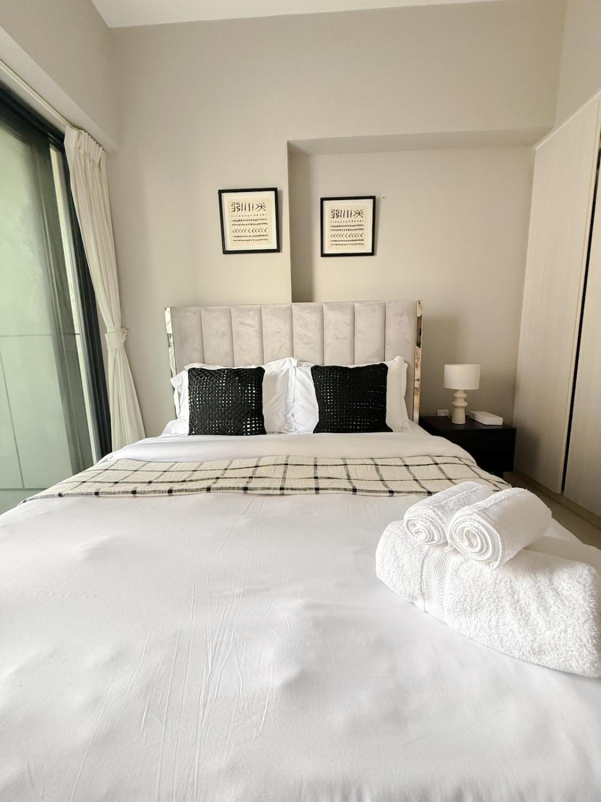 Sunset Balcony - Sleeps 4 - Water View - Pool N Gym - 1br Dubai