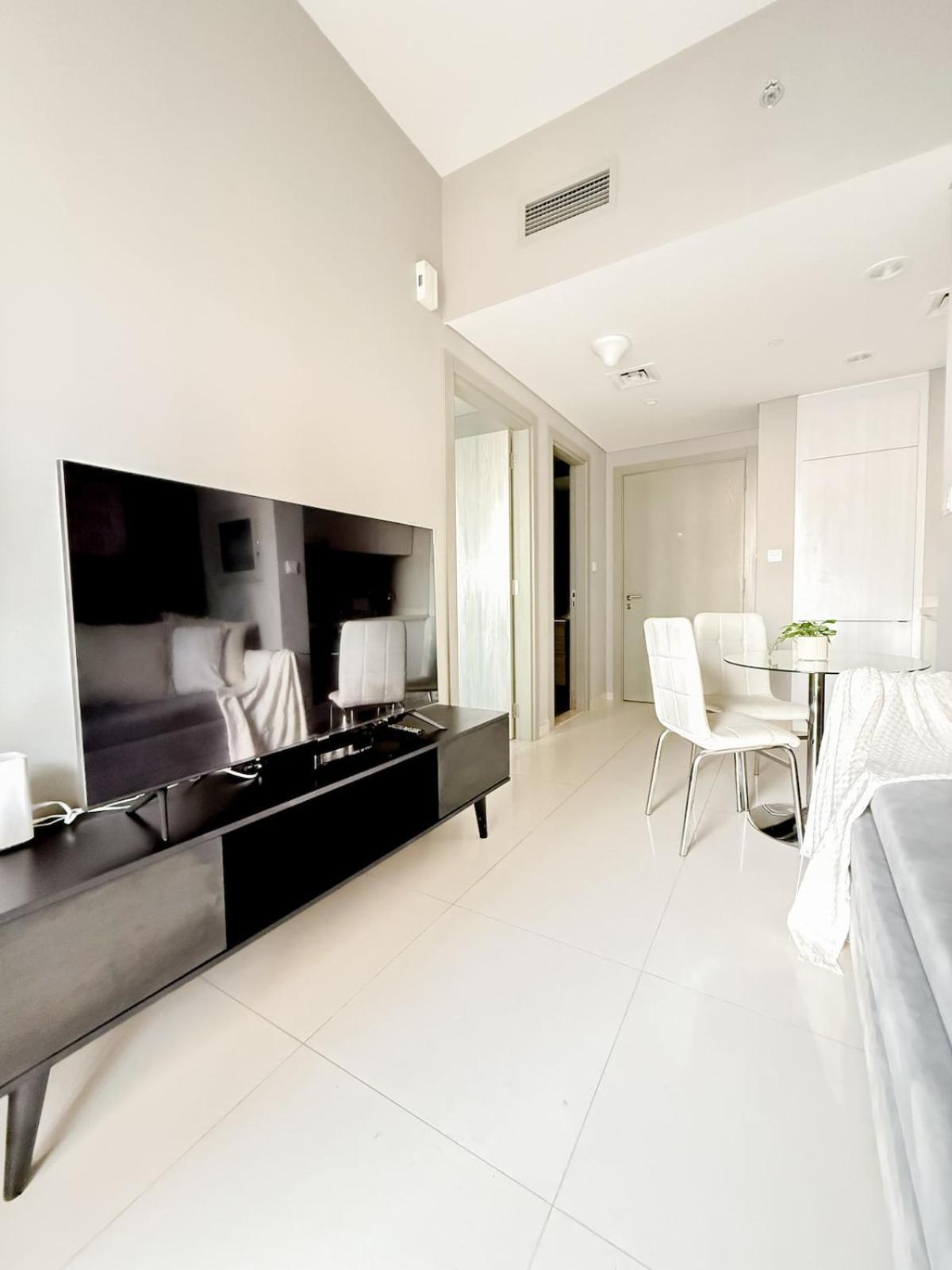 Sunset Balcony - Sleeps 4 - Water View - Pool N Gym - 1br Apartment *