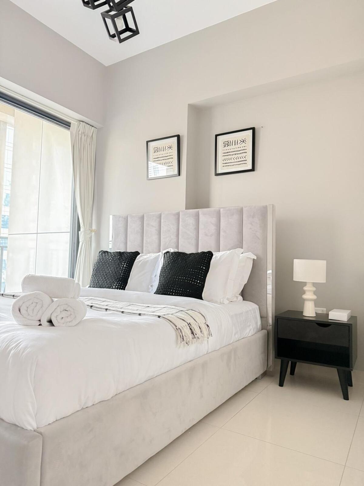Sunset Balcony - Sleeps 4 - Water View - Pool N Gym - 1br Apartment Dubai