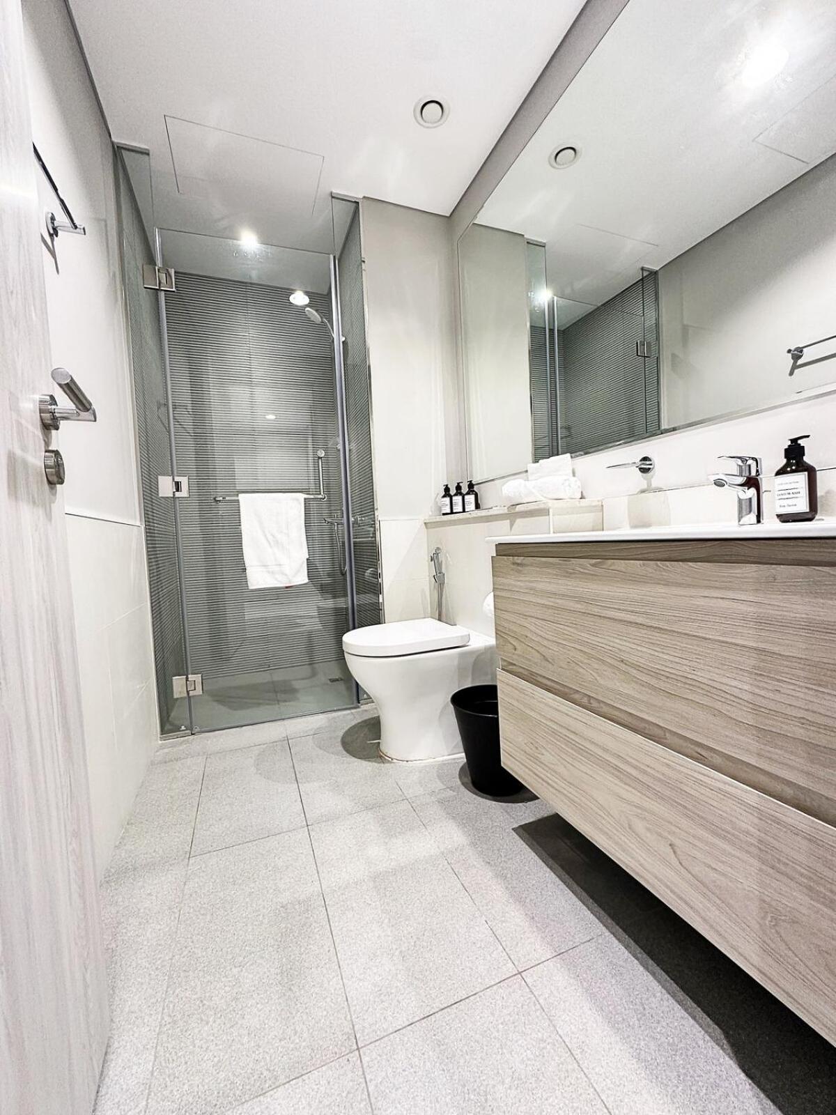 Apartment Sunset Balcony - Sleeps 4 - Water View - Pool N Gym - 1br Dubai